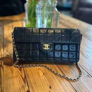 CHANEL Black Quilted Shoulder Bag with Gold Chain